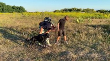 Bir anne ve oğlu doğada birlikte köpeklerini gezdirirken bir aile anı başlar. Sıcak akşam ışığı, ülke yaşamını, aile zamanlarını ve ebeveynler ile çocuklar arasındaki şefkatli bağı yansıtır..