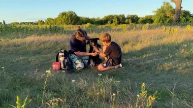Bir anne ve oğlu doğada birlikte köpeklerini gezdirirken bir aile anı başlar. Sıcak akşam ışığı, ülke yaşamını, aile zamanlarını ve ebeveynler ile çocuklar arasındaki şefkatli bağı yansıtır..