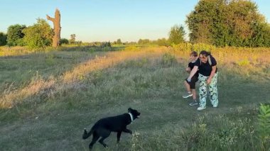 Bir anne ve oğlu doğada birlikte köpeklerini gezdirirken bir aile anı başlar. Sıcak akşam ışığı, ülke yaşamını, aile zamanlarını ve ebeveynler ile çocuklar arasındaki şefkatli bağı yansıtır..