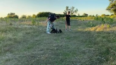Bir anne ve oğlu doğada birlikte köpeklerini gezdirirken bir aile anı başlar. Sıcak akşam ışığı, ülke yaşamını, aile zamanlarını ve ebeveynler ile çocuklar arasındaki şefkatli bağı yansıtır..