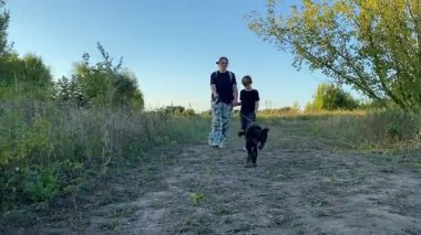 Bir anne ve oğlu doğada birlikte köpeklerini gezdirirken bir aile anı başlar. Sıcak akşam ışığı, ülke yaşamını, aile zamanlarını ve ebeveynler ile çocuklar arasındaki şefkatli bağı yansıtır..