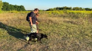 Bir anne ve oğlu doğada birlikte köpeklerini gezdirirken bir aile anı başlar. Sıcak akşam ışığı, ülke yaşamını, aile zamanlarını ve ebeveynler ile çocuklar arasındaki şefkatli bağı yansıtır..