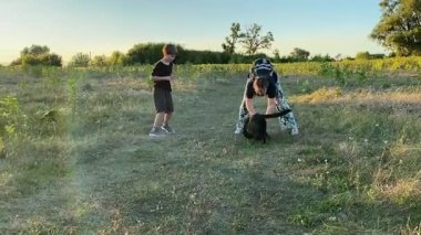 Bir anne ve oğlu doğada birlikte köpeklerini gezdirirken bir aile anı başlar. Sıcak akşam ışığı, ülke yaşamını, aile zamanlarını ve ebeveynler ile çocuklar arasındaki şefkatli bağı yansıtır..