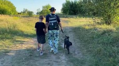 Bir anne ve oğlu doğada birlikte köpeklerini gezdirirken bir aile anı başlar. Sıcak akşam ışığı, ülke yaşamını, aile zamanlarını ve ebeveynler ile çocuklar arasındaki şefkatli bağı yansıtır..