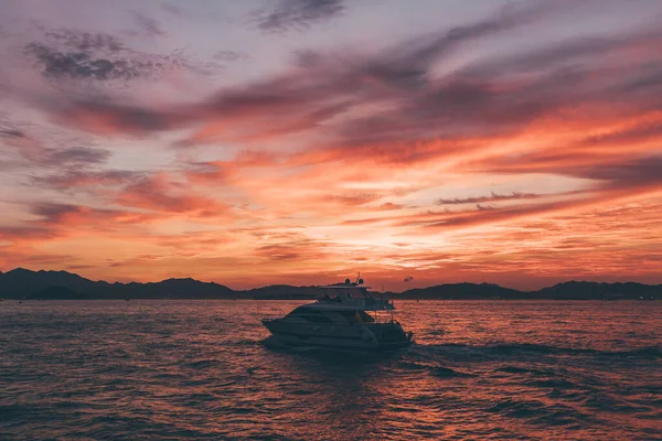 Increíble Puesta Sol Sobre Océano Instagram Pier Con Barco Solitario — Foto de Stock