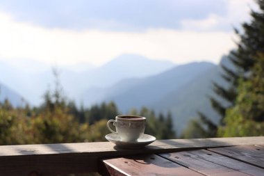Bir fincan Türk kahvesi ile doğa manzarası.