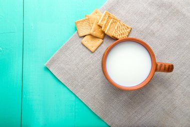 sağlıklı kahvaltı fincan süt ve kraker, üstten görünüm