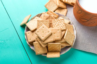 sağlıklı kahvaltı fincan süt ve kraker, yakın çekim, vew top