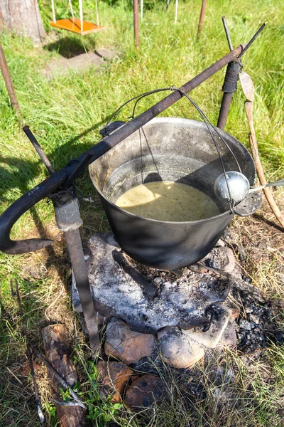 Pot op de kolen — Stockfoto