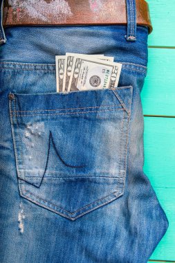 faturaları kot pantolon cebinde 20 $ için