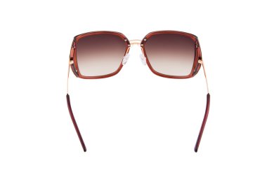 Kırmızı güneş gözlükleri beyaz arkaplanda izole edilmiş.