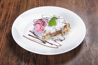 masaya bir tabak meyve pasta,