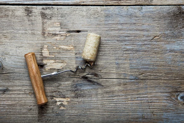 Corcho y sacacorchos sobre fondo de madera — Foto de Stock