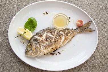 Dorado bir plaka üzerinde ızgara