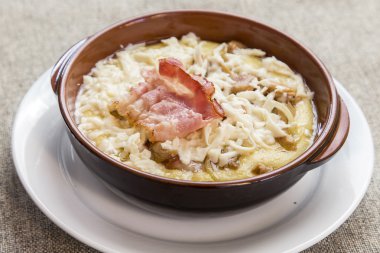 banosh peynir ve pastırma bir kil kase ile