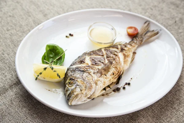 Dorado bir plaka üzerinde ızgara