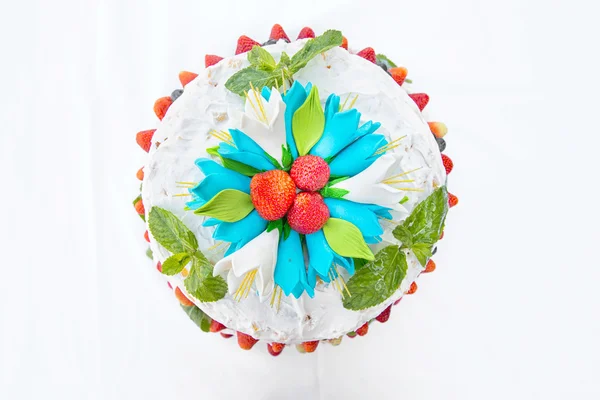 Свадебный торт с фруктами — стоковое фото