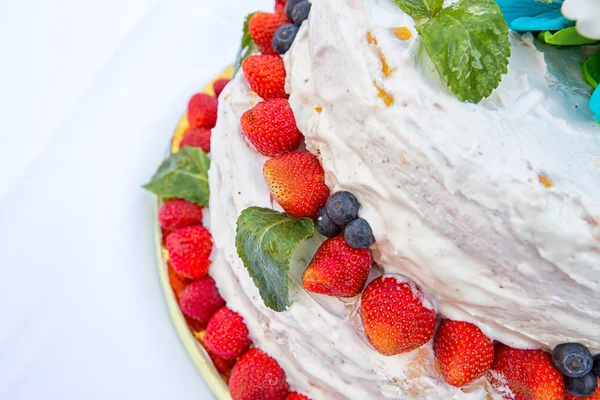 Bolo de casamento com frutas — Fotografia de Stock