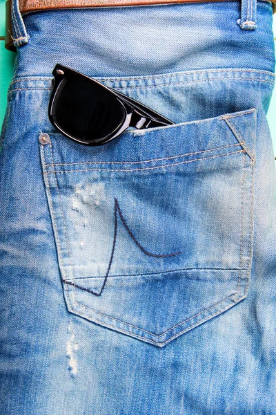 Γυαλιά ηλίου σε μια τσέπη τζιν — Φωτογραφία Αρχείου