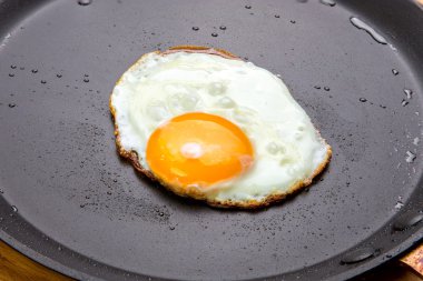 bir tavada kızarmış yumurta