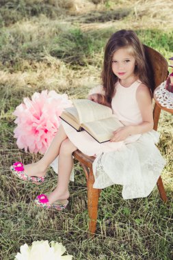 güzel küçük bir kız bir kitap okuma