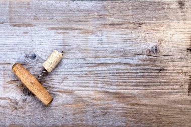 mantar ve tirbuşon ahşap arka plan üzerinde