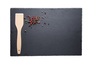 bir tahta spatula ve biber izole bir gemide Kayrak, üstten görünüm