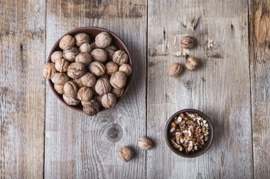 Ceviz ahşap arka plan üzerinde bir kil plaka. Üstten Görünüm