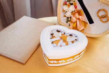 Yüzük için para kutusu