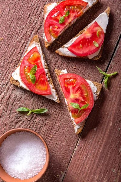 Sandwichs d'été à la tomate et au basilic — Photo