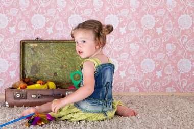 küçük kız çantada arıyorsunuz