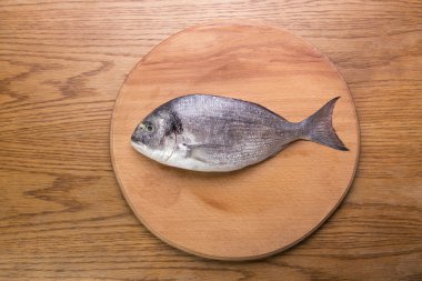 ahşap tahta üst vew Dorado balık