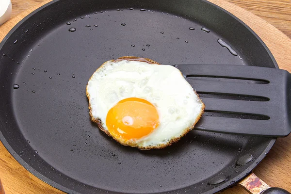 Stekte egg på tallerken – stockfoto