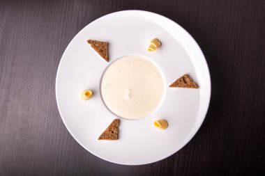 Mantar kremalı çorba, üst manzara.