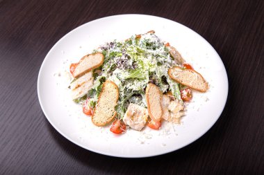 Klasik sezar salatası.