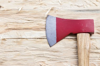 ahşap bir arka plan üzerinde ax