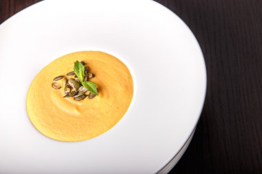 Kabak kremalı çorba, üstten görünüm