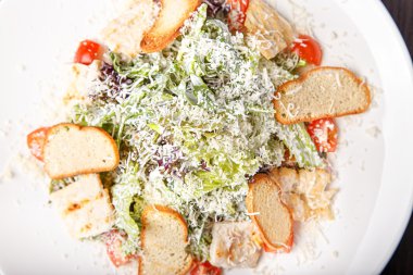 Klasik sezar salatası.