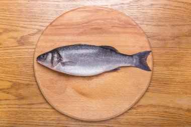 levrek balığı ahşap tahta tepesinde görüntülemek