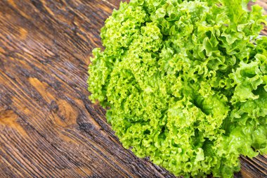 Masanın üzerine marul