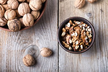 Ceviz ahşap arka plan üzerinde bir kil plaka. Üstten Görünüm