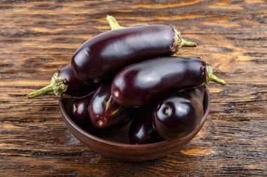 hasat patlıcan ahşap bir masa üzerinde