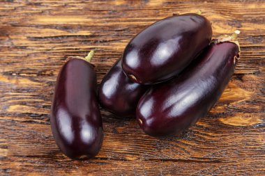 Ahşap bir masa üzerinde patlıcan