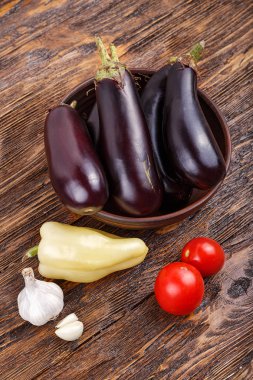 çiğ patlıcan ve domates 