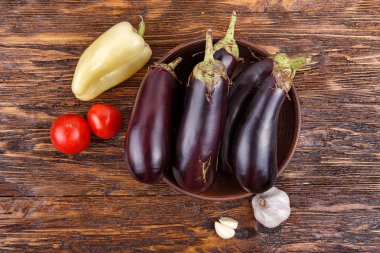 çiğ patlıcan ve domates 