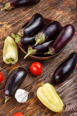 çiğ patlıcan ve domates 