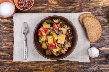 plaka üzerinde demlenmiş patlıcan