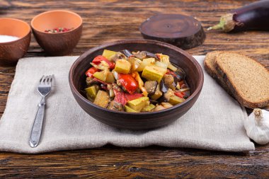 plaka üzerinde demlenmiş patlıcan