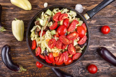 bir tavada sebze dilimlenmiş