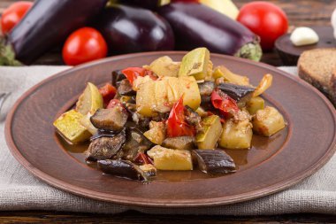 plaka üzerinde demlenmiş patlıcan